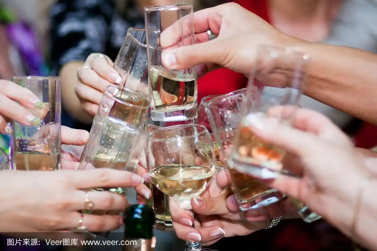在聚会上碰杯的手的特写照片