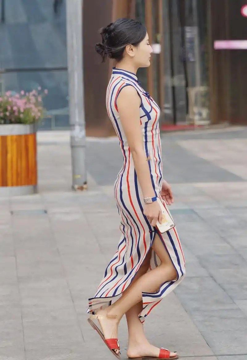 旗袍裙美女街拍成熟魅力十足很有感