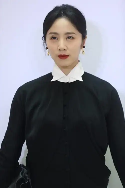 孙莉的生图好美,有满满的温柔感,穿黑裙的样子也不老