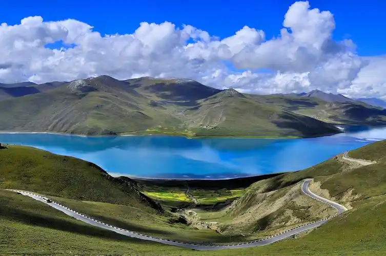 西藏羊湖全景图