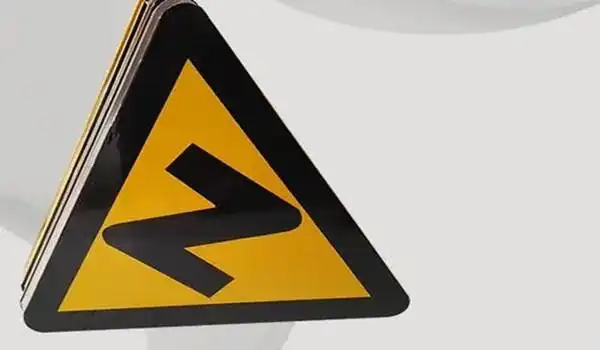 表示前面的路况将会有多个弯道.