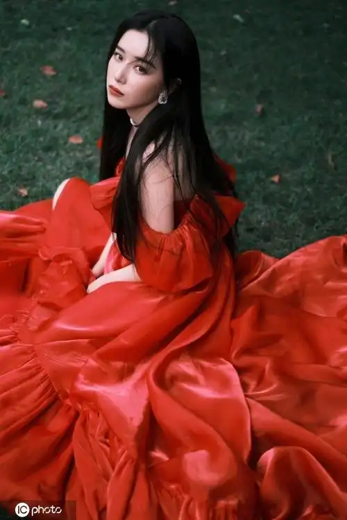 阚清子复古红色长裙优雅迷人长发披肩仙气飘飘