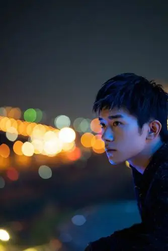 易烊千玺身穿黑色粗花呢外套内搭红色印花衬衫玩转潮流穿搭