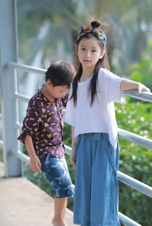 童模裴佳欣太成熟了,从服装的搭配上,这次裴佳欣穿