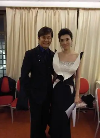 央视主播李红近照,气质不输董卿,出道16年零绯闻,至今38岁未婚