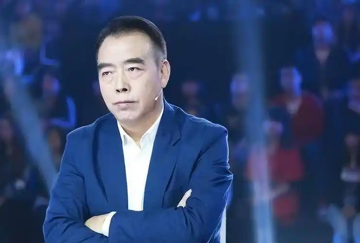 反倒是陈凯歌这么多年一直都没有太大的变化,从他年轻时候的照片来看