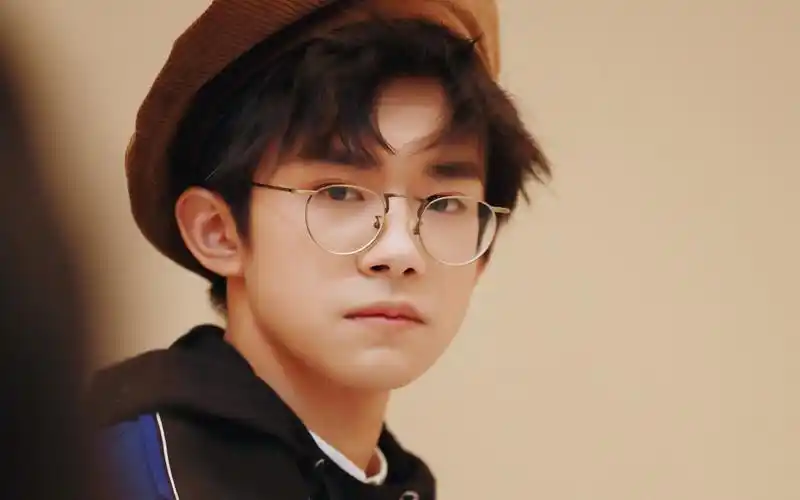 易烊千玺侧颜帅气高清图片壁纸