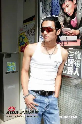 图:谢霆锋为好友音乐会捧场 展示结实肌肉(1)