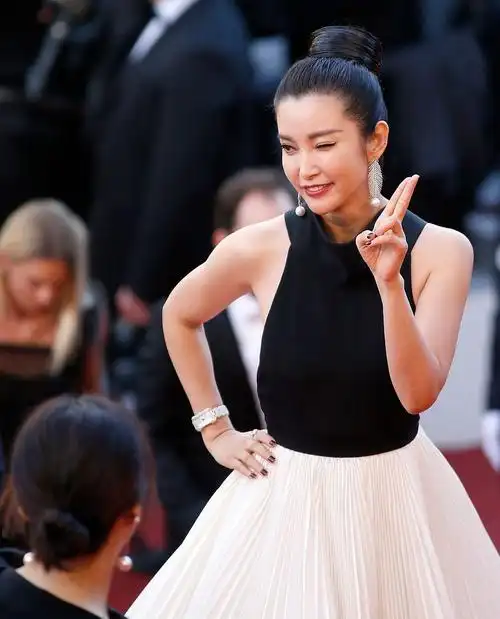 李冰冰写满一脸的微笑一脸的从容一身的爽净一身的甜意