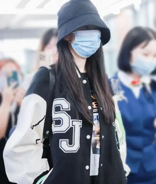 杨幂机场私服穿搭棒球服打扮元气又时尚美腿线条依旧勾人