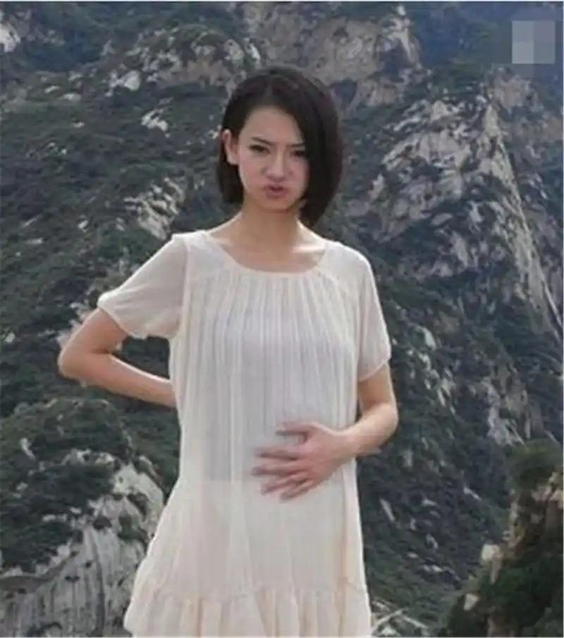 戚薇当时怀孕的时候应该是没人知道的,所以当戚薇在美国生下女儿lucky