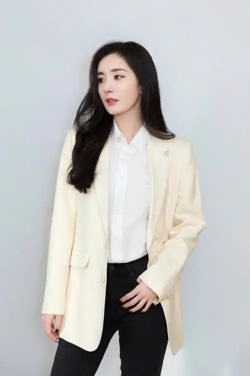 郑爽单身后穿衣太大胆西装内搭透视衫大秀漫画腿身材绝了