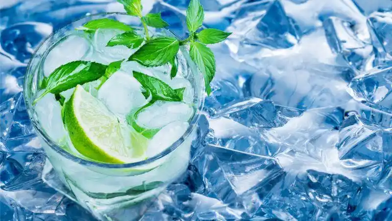 冰雪碧图片-白色背景前的一杯冰镇雪碧素材-高清图片-摄影照片-寻图免