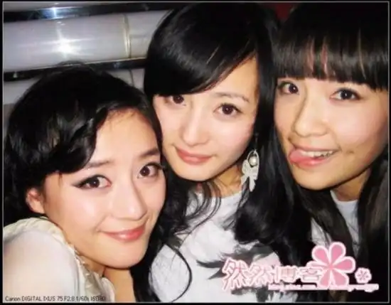 杨幂与女星合影总抢镜秒杀林心如佟丽娅袁姗姗