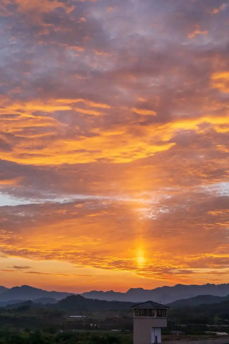 "我捡到一束光,炽热滚烫!#摄影 #云彩收集者 #每一帧都是 - 抖音