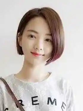 染成亚麻黄se的头发,很有个性,侧分齐耳短发凸显精致小脸,这样的齐耳