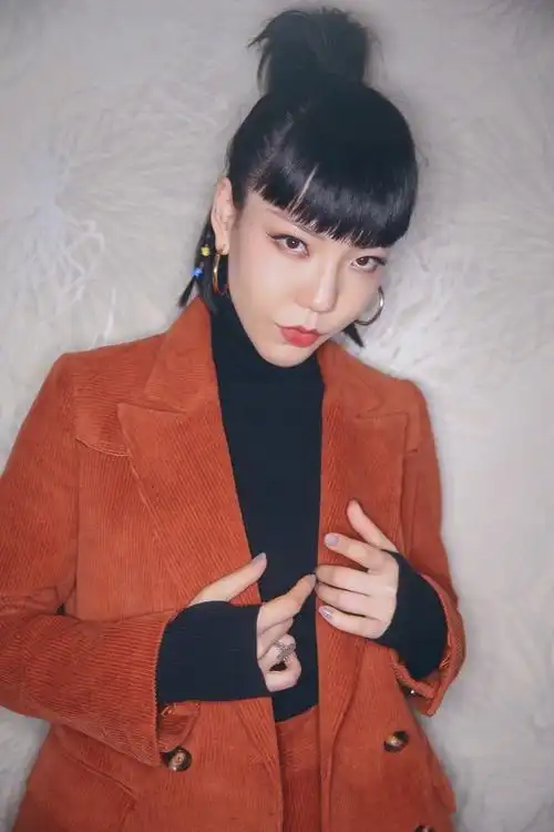 吴莫愁为扮嫩拼了!一身彩虹裙还不够,还要穿上红绿"阴阳袜"_齐刘海