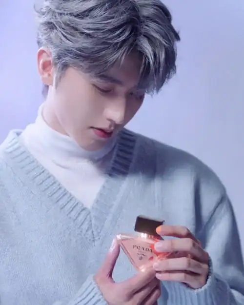 生截 好温柔的蓝色毛衣look#蔡徐坤prada香水代言人#蔡徐坤 cxk