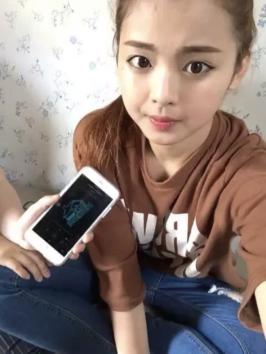 杨超越旧照曝光偏爱黄发 嘟嘴卖萌五官精致变化不大