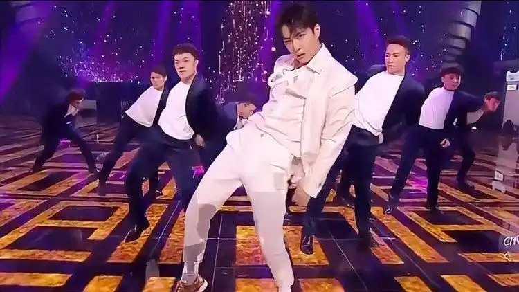 千万别让王一博穿白西装跳舞杀伤力太大a爆现场