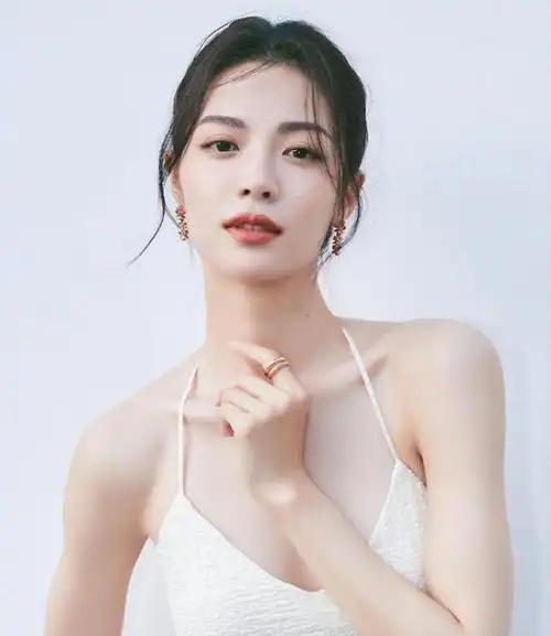 官宣恋情!钟楚曦侯雯元晒健身房合照甜蜜般配,历任男友帅气非凡