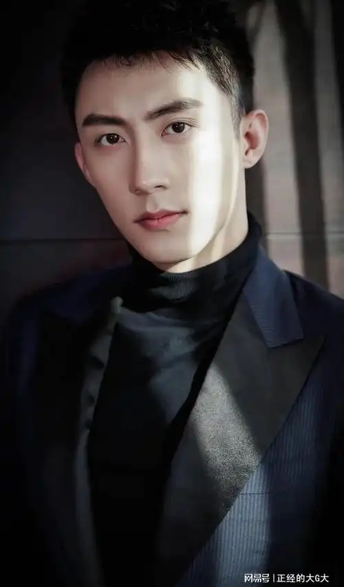 黄景瑜拍戏遭偶遇,裤裆拉链尴尬一刻后展现健步如飞的气势