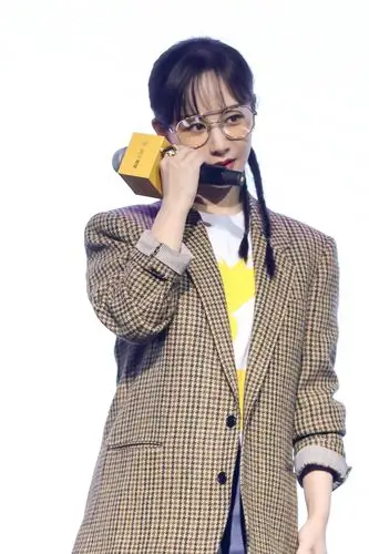 杨紫扎小辫造型清新为公益项目捐款十万