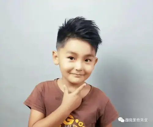 天热小男孩发型这样剪真帅气