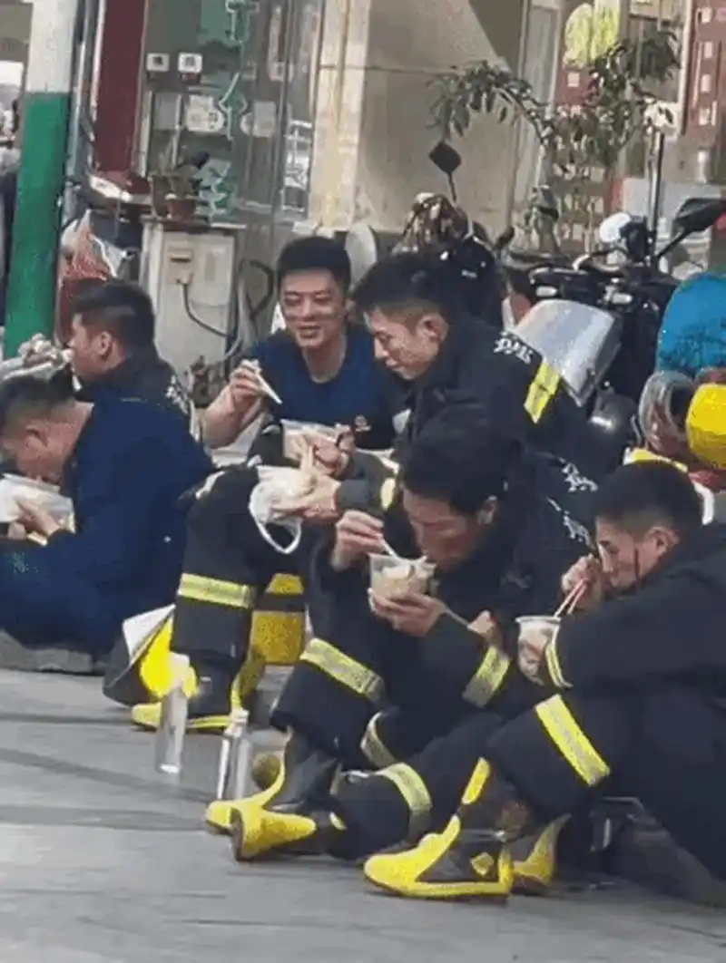 黄景瑜消防员不像演出来的[捂脸]更像是来上班打卡的,吃饭吃得一点