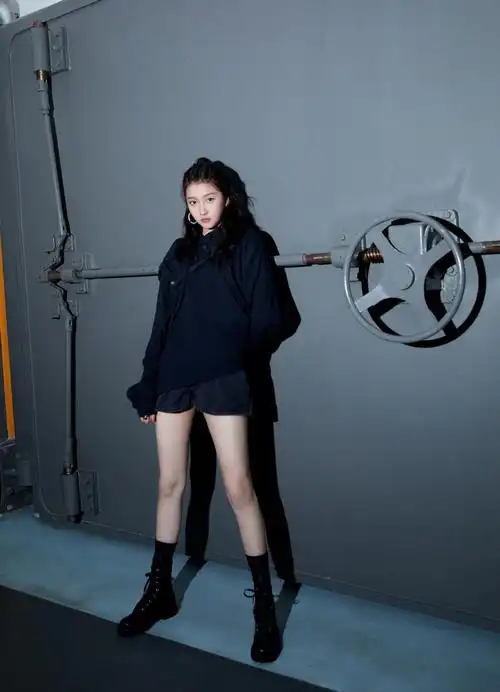 关晓彤不惧低温天,全黑镂空蕾丝秀性感,细腰长腿格外引人注意