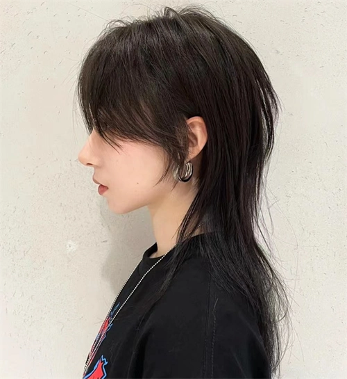 ins风女生狼尾发型 时尚艳压身边的男生_2023年流行发型 - 美发站