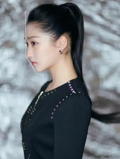 很明显就能看出关晓彤的侧面立体度是不及lisa的,这也导致了她的侧颜