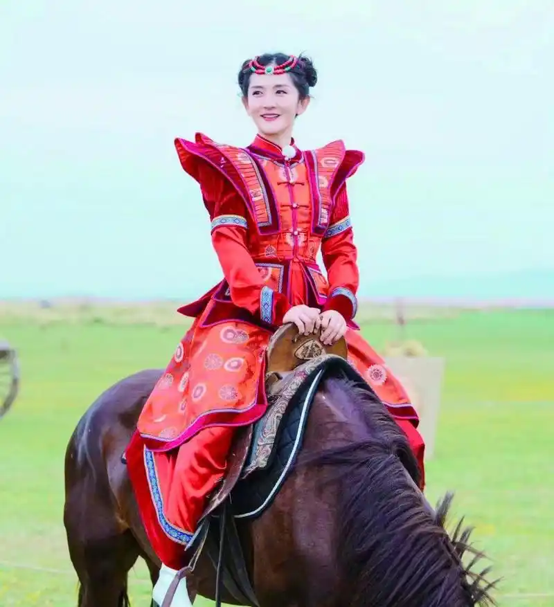 谢娜变身蒙古族女子骑马射箭.