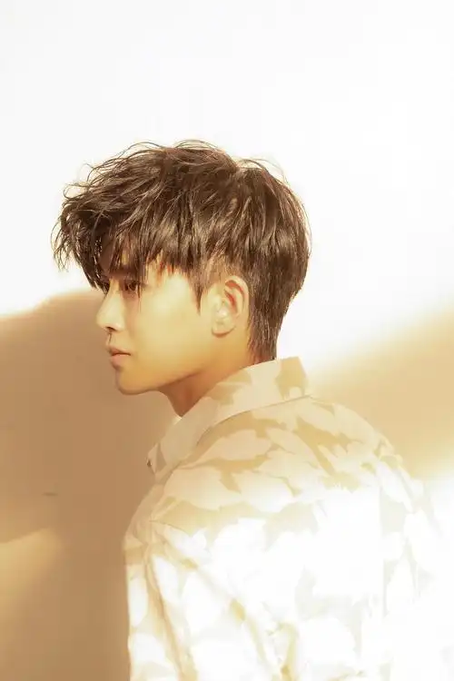 任嘉伦最新物料,这个颜值状态能打吗?_高清图集_新浪网