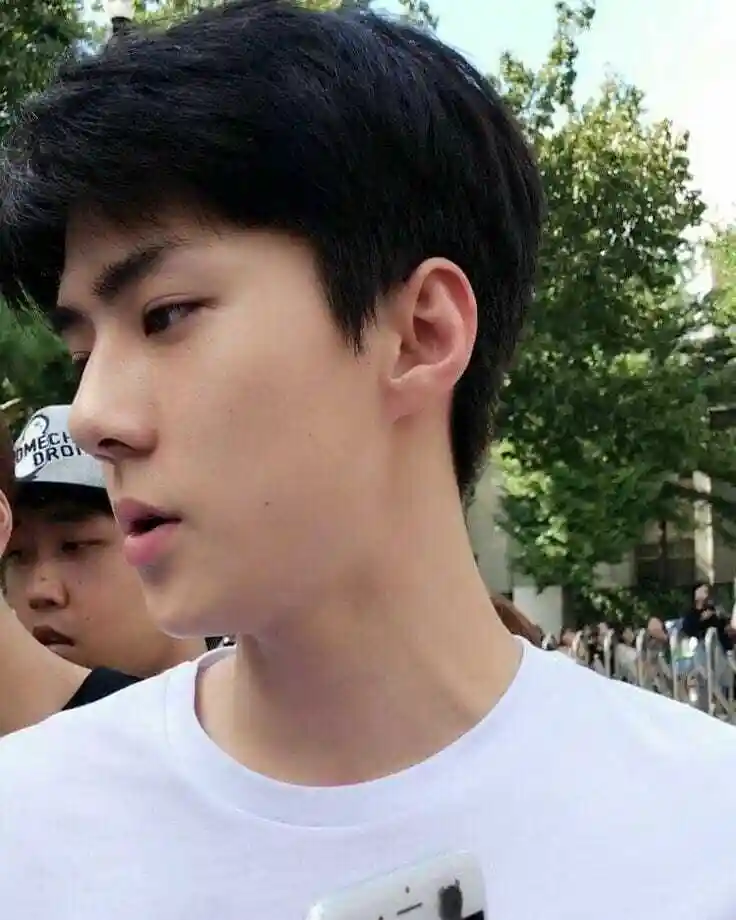 吴世勋素颜遭遇"怼脸拍",嘟嘴表示无奈,"男友角度"太心动