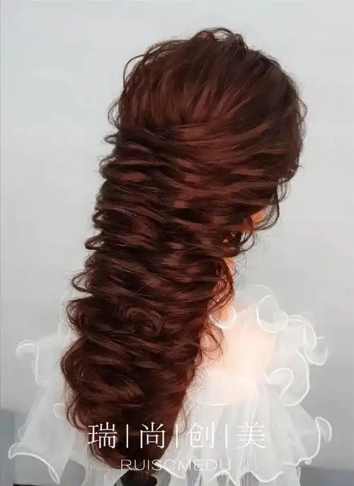 这么多款端庄又优雅的盘发造型让你秒变优雅女郎