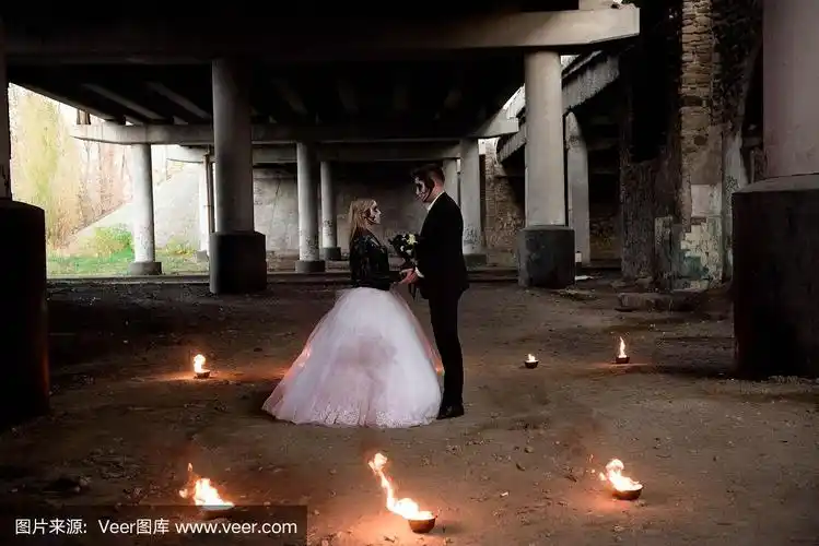 穿着婚纱的浪漫僵尸情侣.