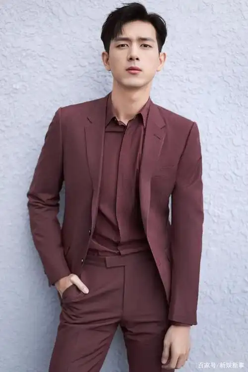 李现最近照片:酒红色西装化身翩翩公子,魅力无限