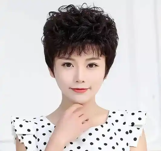 建议中年女性在选择的时候,首先可以避免这种头顶过于蓬松的发型,看似