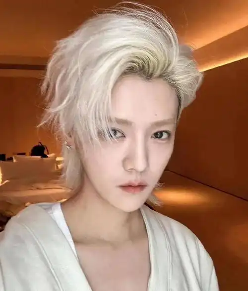 鹿晗自拍被赞状态佳,活动生图却显年龄感,颜值下滑引热议!