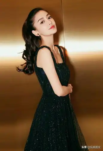 angelababy杨颖黑色吊带亮片礼裙, 肤白貌美!