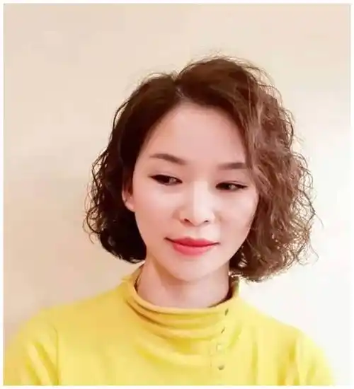 今年流行"烫小卷",好洋气_头发_姐姐_发型