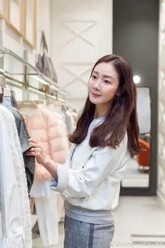 43岁韩国女星崔智友,仅靠这些穿搭,成功hold住姐弟恋