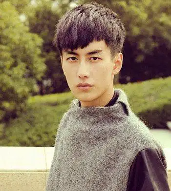 而且比较适合头发软的男生哦, 帅气的斜庞克发型不仅简单而且有时尚感