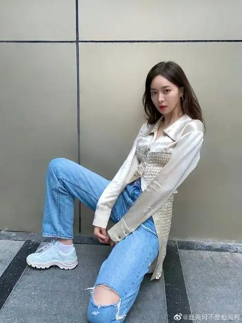 上褶皱设计,是后长的开叉设计搭配高腰牛仔破洞裤,超级显腿长的有没有