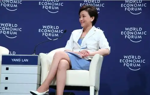 著名主持人杨澜真会穿,穿玫红色连衣裙成熟优雅,高级洋气