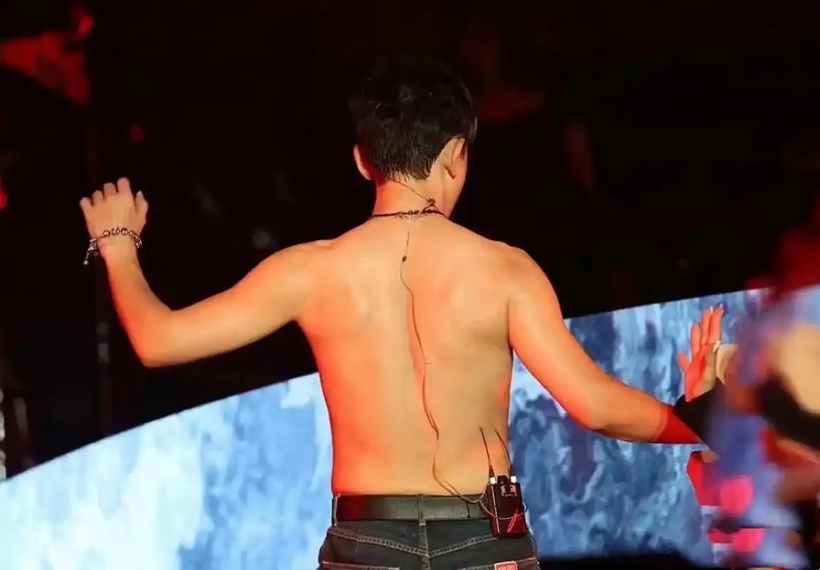 张杰在演唱会上秀身材,这肌肉练练的怎么和肥肉一样啊98 6767