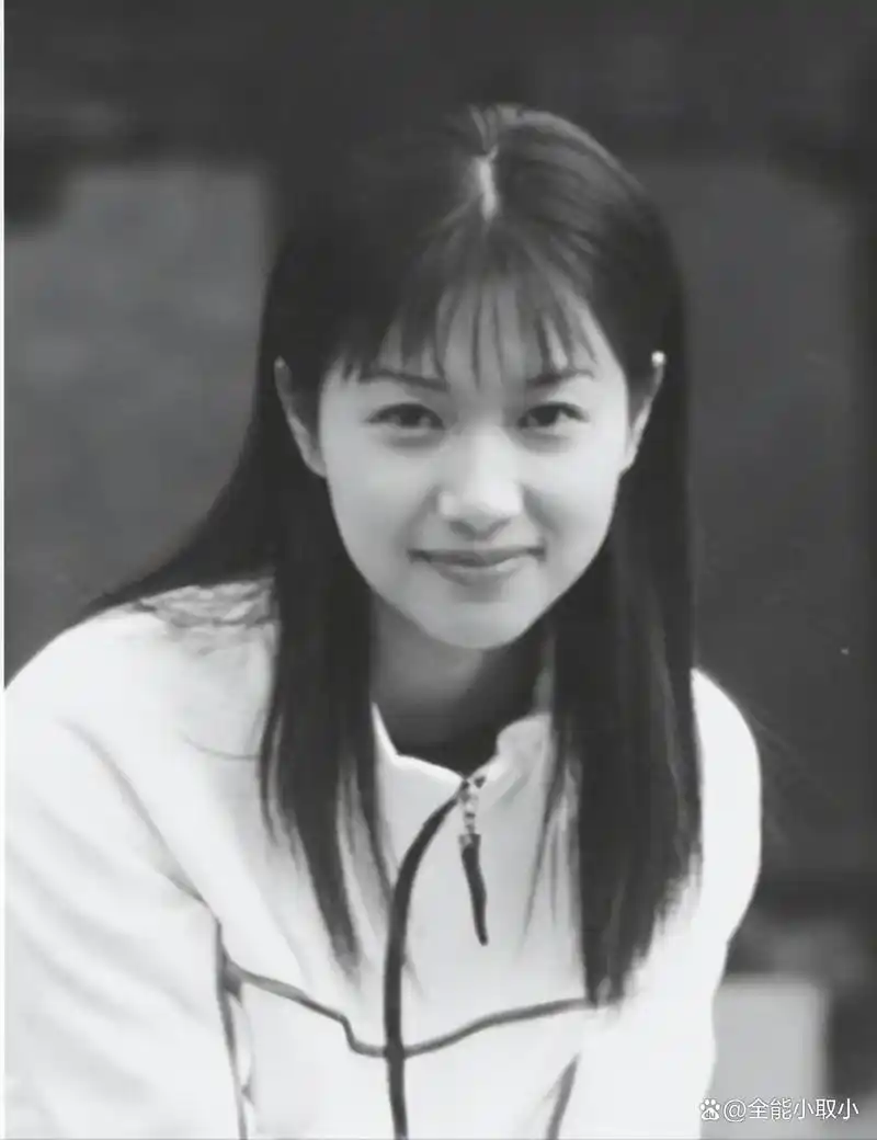 给王朔买房让他软饭硬吃,与成龙拥吻,徐静蕾如今只谈恋爱不结婚