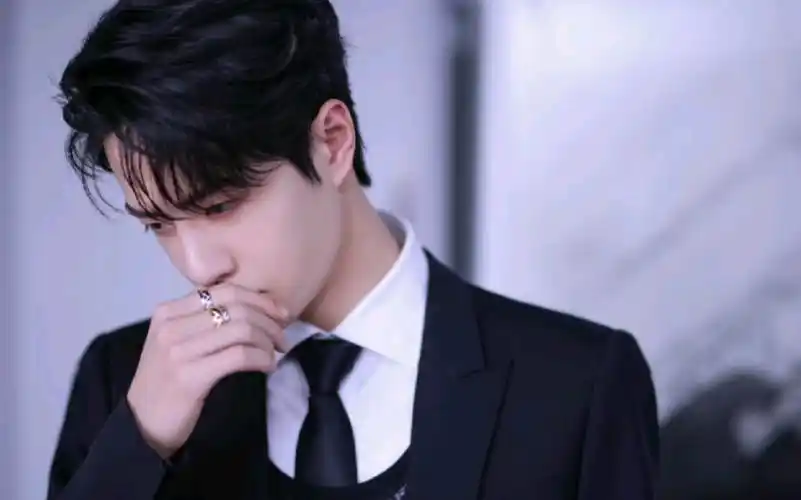 王一博黑色西装照好看耶