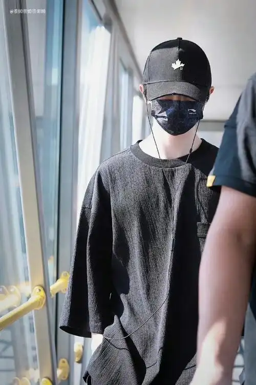 马嘉祺#机场路透96马嘉祺身穿一身黑出发去西安明天节目录制顺肋构